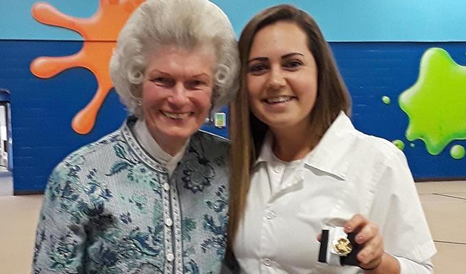 校友丽塔·德夫林·奥布莱恩, 57年，布列塔尼·史蒂文斯登场, 在今年的别针仪式之前，她和护士别针在一起.